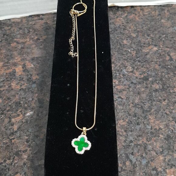 Reversible Red/Green Sparkly Clover Leaf Necklace...New - Picture 2 of 6